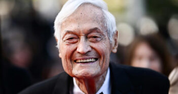 O cineasta e produtor Roger Corman ao chegar à cerimônia de encerramento do Festival de Cinema de Cannes, no sudeste da França, em 27 de maio de 2023 © Loic Venance