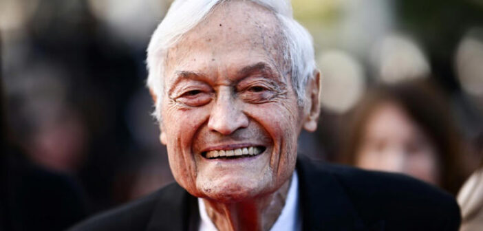 O cineasta e produtor Roger Corman ao chegar à cerimônia de encerramento do Festival de Cinema de Cannes, no sudeste da França, em 27 de maio de 2023 © Loic Venance