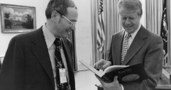 Frank Press (à esquerda) com o ex-presidente Jimmy Carter. Press serviu como consultor científico de quatro presidentes dos EUA e é creditado por grandes avanços na pesquisa geofísica sobre a estrutura do interior da Terra, ciência lunar e planetária, sismologia de terremotos e propagação de ondas sísmicas. (Créditos: Imagem: A Casa Branca)