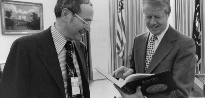 Frank Press (à esquerda) com o ex-presidente Jimmy Carter. Press serviu como consultor científico de quatro presidentes dos EUA e é creditado por grandes avanços na pesquisa geofísica sobre a estrutura do interior da Terra, ciência lunar e planetária, sismologia de terremotos e propagação de ondas sísmicas. (Créditos: Imagem: A Casa Branca)