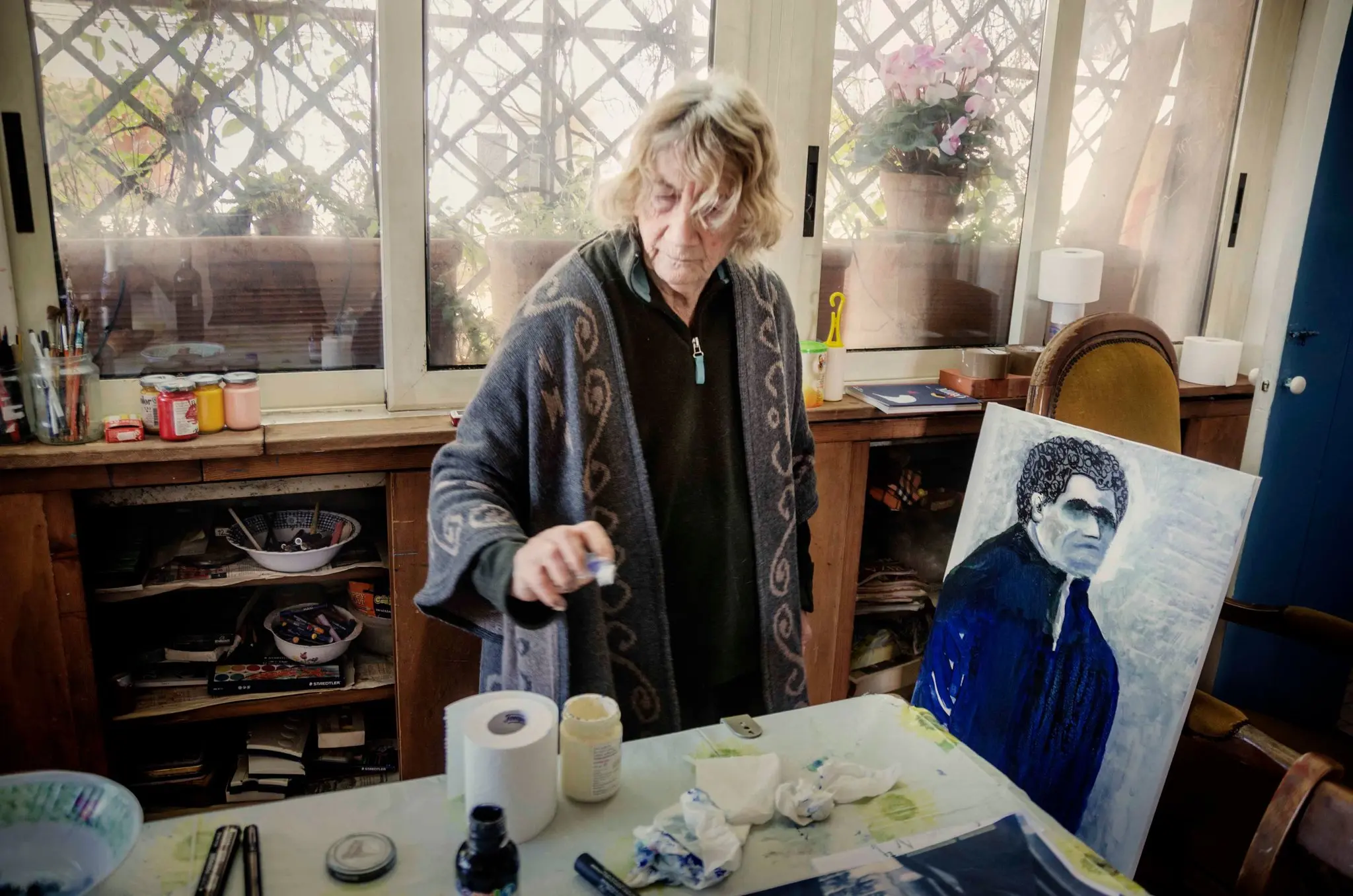 Lorenza Mazzetti pintando na cozinha de sua casa em Roma em 2013. Romancista, cineasta e fundadora de um teatro de fantoches, ela dedicou seus últimos anos à pintura – especialmente retratos de sua família, alguns dos quais foram mortos em tempos de guerra.Crédito...Eva Krampen Kosloski.