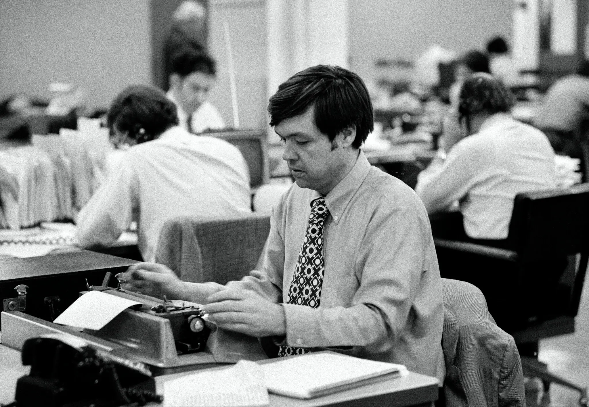 Walsh trabalhava para o The New York Times em 1973. Ele foi demitido um ano depois, em uma disputa com o principal editor do jornal, AM Rosenthal, depois que Rosenthal se recusou a imprimir um artigo investigativo de Walsh. Crédito...Larry C. Morris/The New York Times