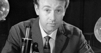 William Russell, ator britânico que foi um dos quatro membros originais da série Doctor Who. Foto: Divulgação | BBC© Fornecido por Estadão