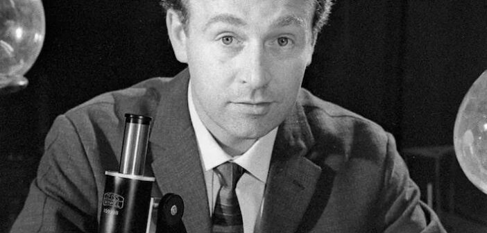 William Russell, ator britânico que foi um dos quatro membros originais da série Doctor Who. Foto: Divulgação | BBC© Fornecido por Estadão