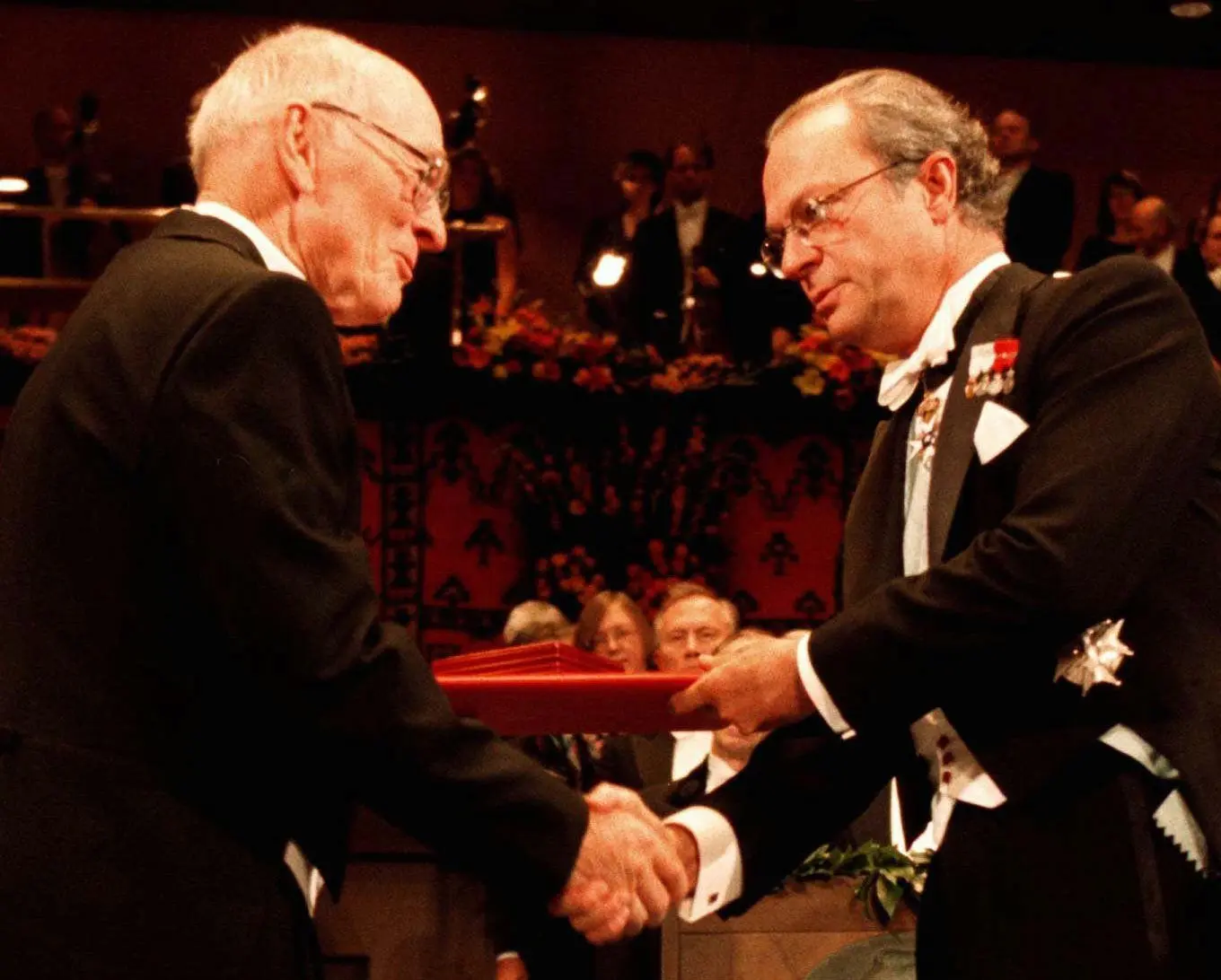 Paul D. Boyer, à esquerda, recebeu o Prêmio Nobel de Química do Rei Carl XVI Gustaf da Suécia no Concert Hall em Estocolmo, em dezembro de 1997.Crédito...Jonas Ekstromer/Associated Press