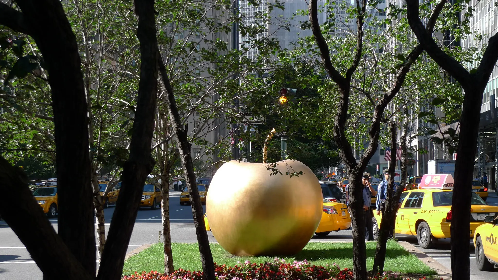 Pomme de New York de Claude Lalanne, na Park Avenue, em 2009.Crédito...Les Lalanne/Artists Rights Society (ARS), Nova York/ADAGP, Paris; Galeria Kasmin