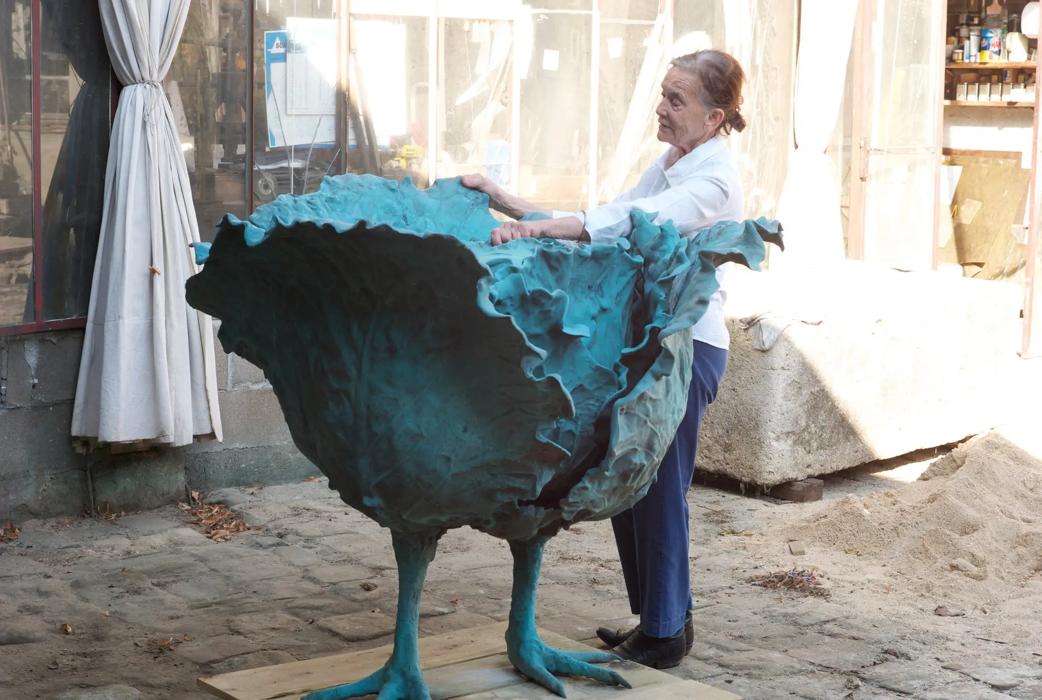 Claude Lalanne em seu estúdio em Ury, França. Ela frequentemente recorreu ao mundo botânico para sua inspiração escultural. Ela chamou suas esculturas de repolhos em coxas de frango de “Choupattes”.Crédito...Les Lalanne/Artists Rights Society (ARS), Nova York/ADAGP, Paris; Galeria Kasmin