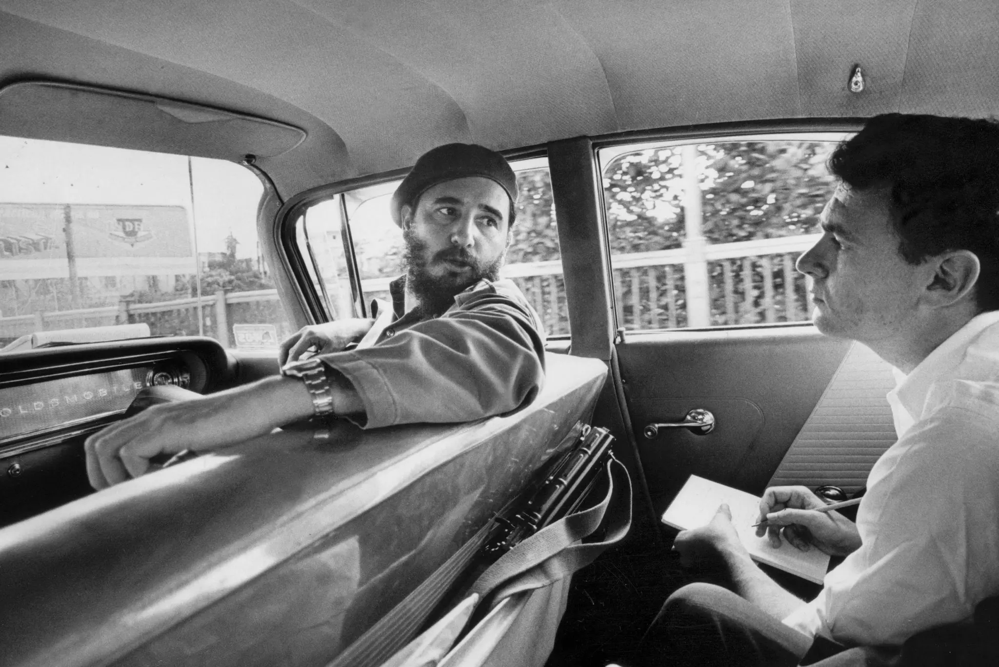 Richard Eder com Fidel Castro em Cuba em 1964.Crédito...Jack Manning/O jornal New York Times