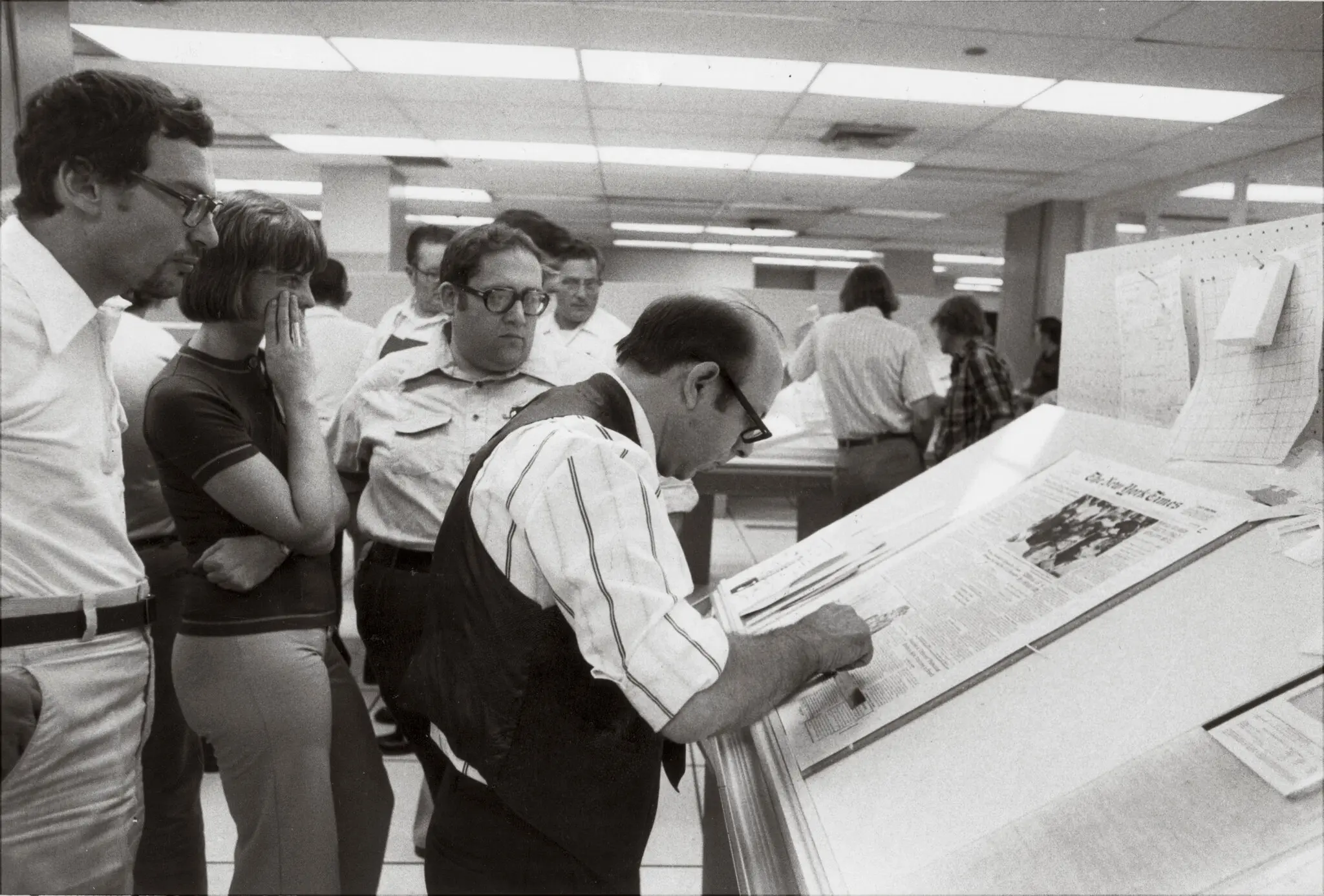 Siegal assistiu na sala de redação em 1978 enquanto uma primeira página estava sendo preparada para a impressão no antigo Times Building, na West 43rd Street, em Manhattan. Siegal foi nomeado editor de notícias, responsável por supervisionar o design e a edição da primeira página, no ano anterior.Crédito...Paul Hosefros/The New York Times