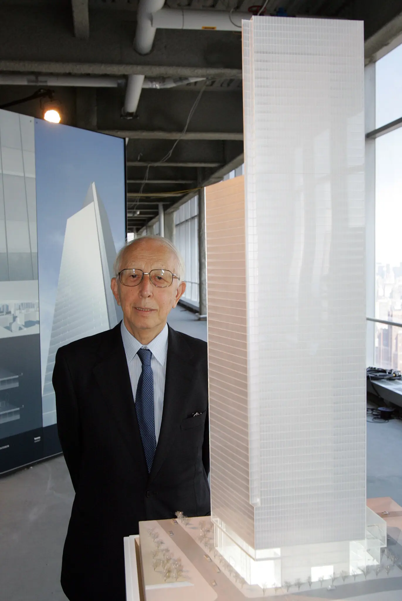 Fumihiko Maki com uma maquete da Torre 4 do World Trade Center em 2006. Ele tinha quase 80 anos quando começou a construção do projeto. (Crédito da fotografia: Dima Gavrysh/Associated Press)