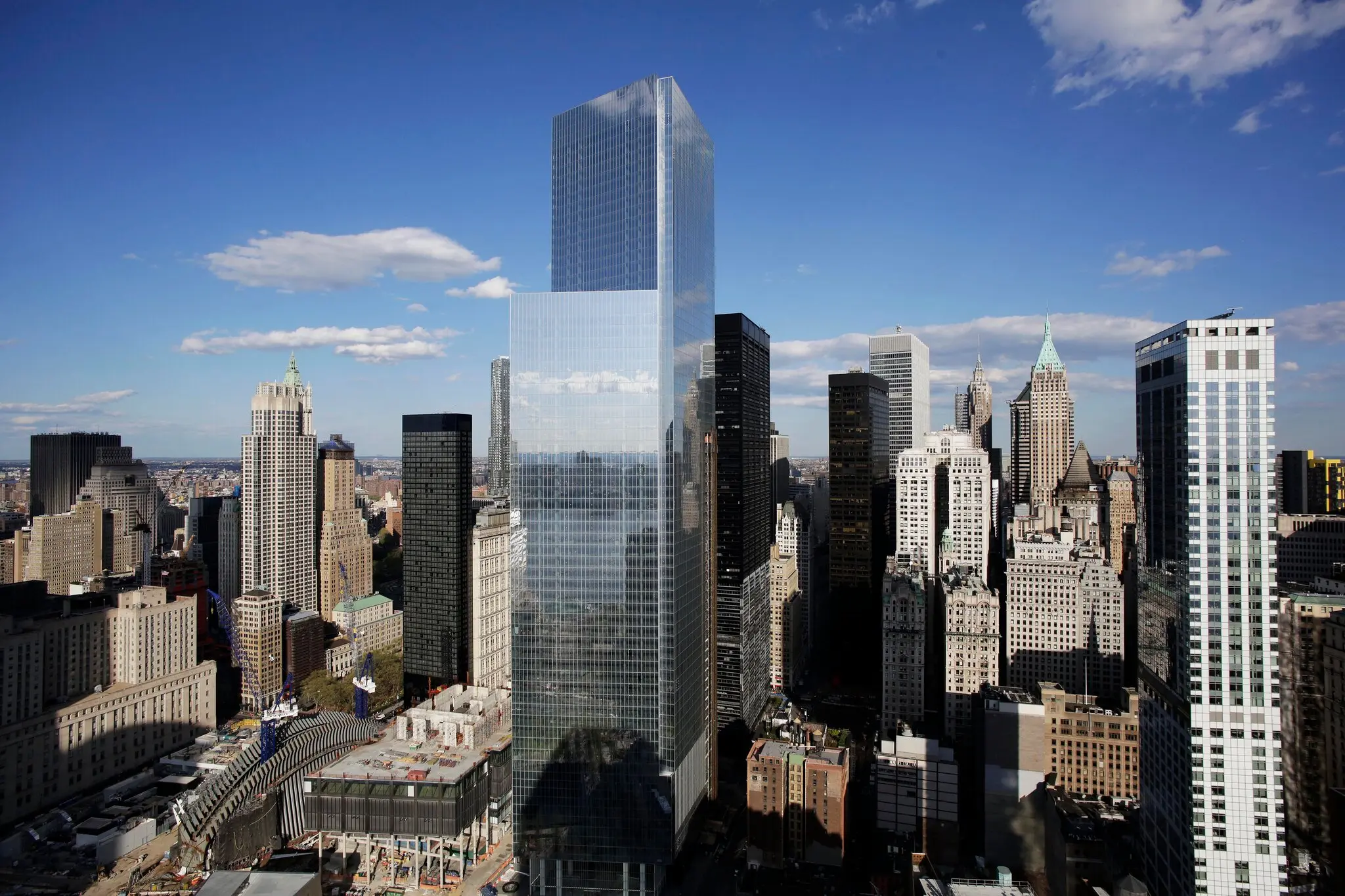 O 4 World Trade Center de Maki, em Lower Manhattan, com quase 300 metros de altura, é revestido de vidro reflexivo. Foi inaugurado em 2013.Crédito...Mark Lennihan/Associated Press