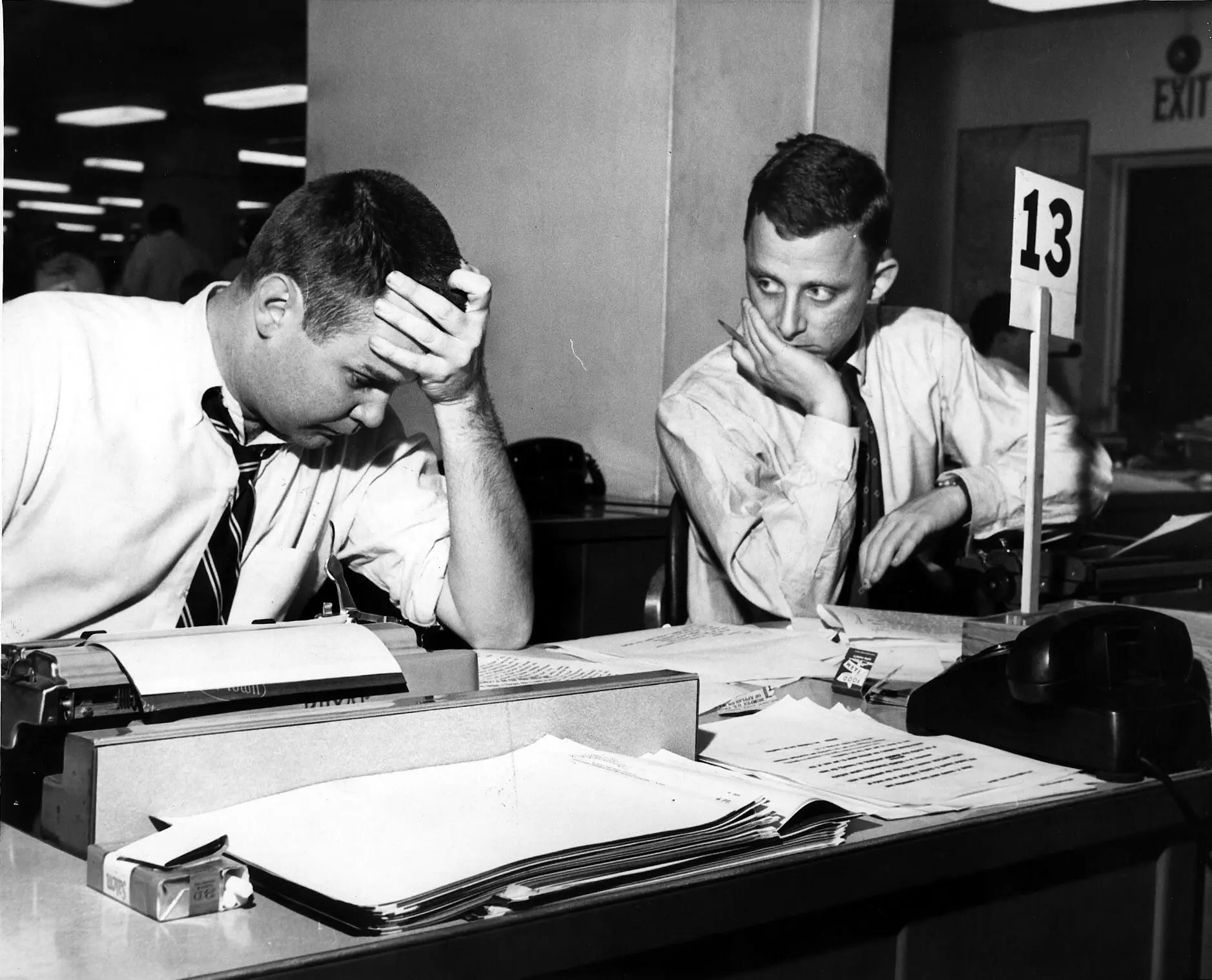 Lelyveld, à direita, com um colega repórter do Times, RW Apple Jr., em 1965, na redação do jornal em Manhattan. Depois de uma primeira temporada cobrindo notícias de Nova York, o Sr. Lelyveld fez reportagens de Washington, Congo, Índia, Hong Kong, Joanesburgo e Londres.