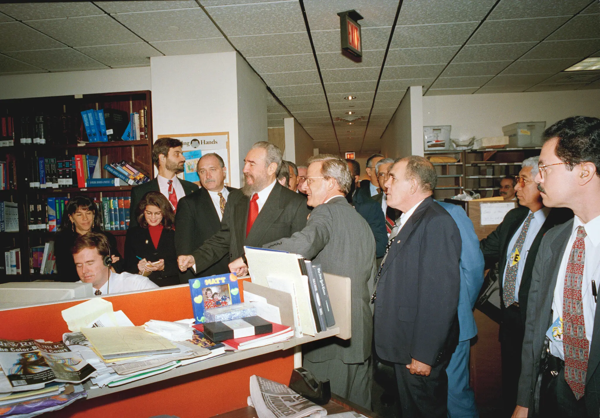 Lelyveld, no centro, acompanhou Fidel Castro, de Cuba, numa visita à redação do Times em 1995. Ele havia se tornado o principal editor do jornal no ano anterior.Crédito...Ángel Franco/The New York Times