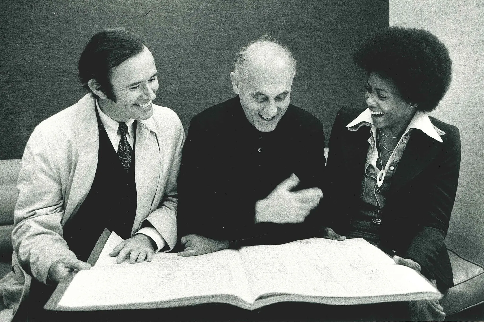 Del Tredici, à esquerda, com o maestro da Orquestra Sinfônica de Chicago, Georg Solti, e a soprano Barbara Hendricks, preparando-se para a estreia mundial de “Final Alice” em 1976.Crédito...Fotografia de Terry, Arquivos Rosenthal da Associação da Orquestra Sinfônica de Chicago