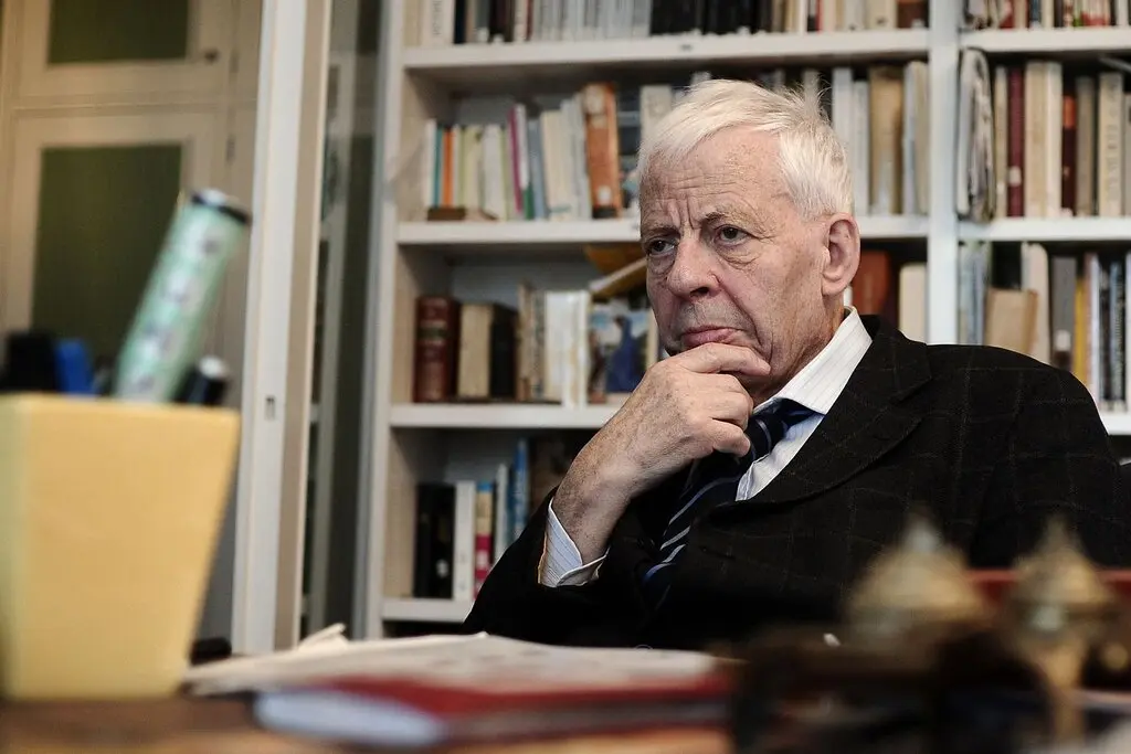 Emmanuel Leroy Ladurie no seu escritório em Paris em 2009. Foi um dos principais membros do movimento Annales, que se concentrava menos nos governantes do que nos governados. (Crédito da fotografia: Olivier Laban-Mattei/Agence France-Presse — Getty Images)