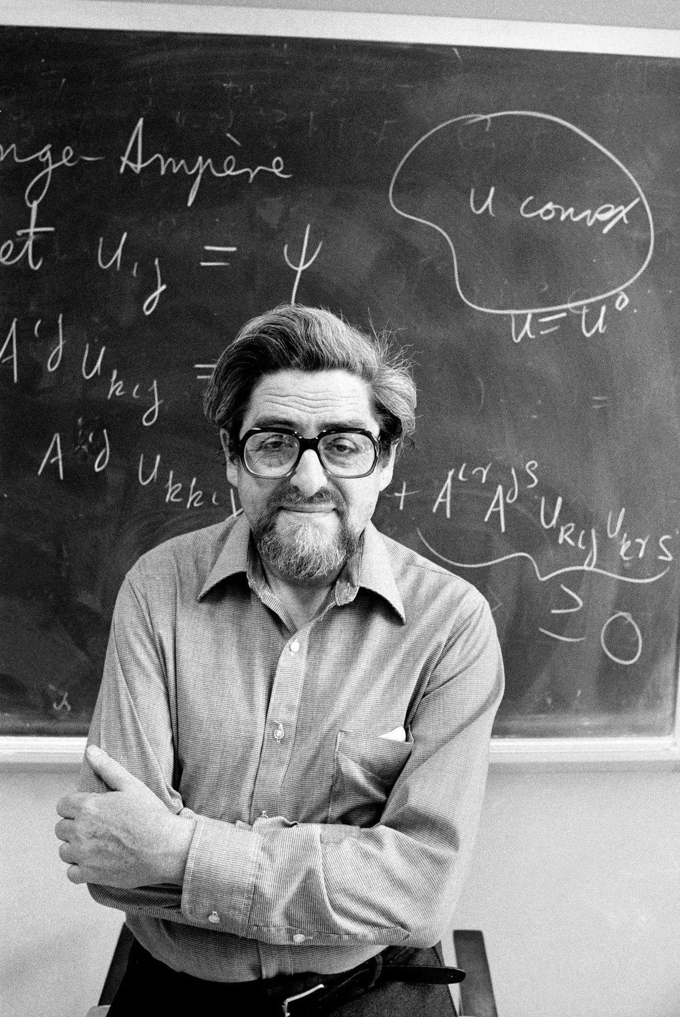 O renomado matemático Louis Nirenberg em 1982 no Instituto Courant de Ciências Matemáticas da Universidade de Nova York, onde passou toda a sua carreira acadêmica. Crédito...Don Hogan Charles/The New York Times