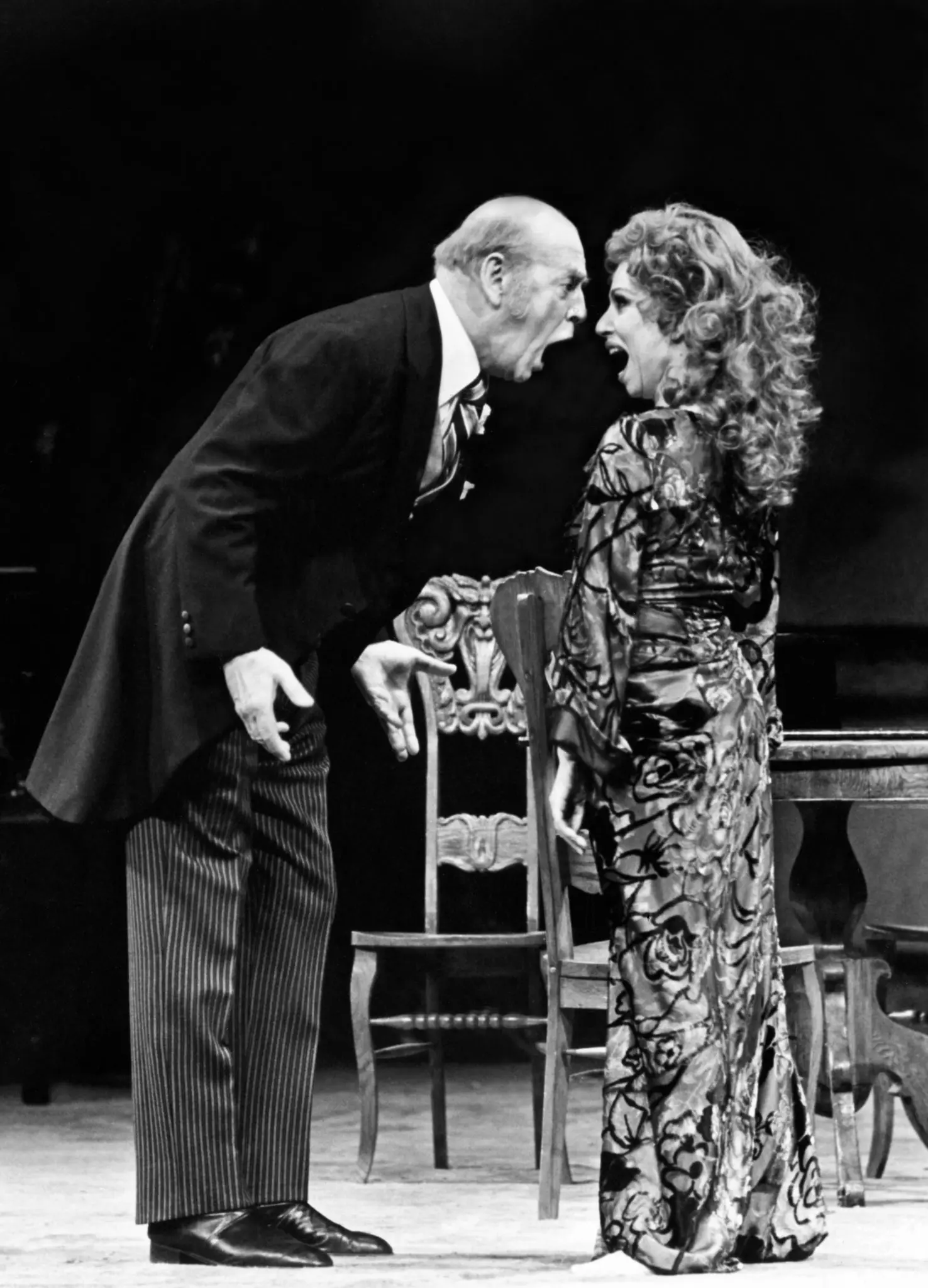 O baixo barítono Franz Mazura como Dr. Schön em “Lulu” no Metropolitan Opera em 1985, com Julia Migenes-Johnson no papel-título. Ele também cantou o papel de Jack, o Estripador, na produção; papéis duplos eram sua especialidade.Crédito...James Heffernan