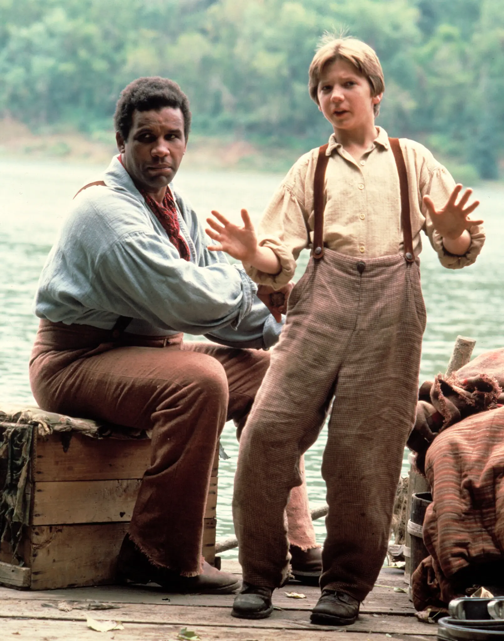 Sr. Williams como Jim com Patrick Day na versão televisiva de 1986 de “As Aventuras de Huckleberry Finn”.Crédito...Coleção Everett