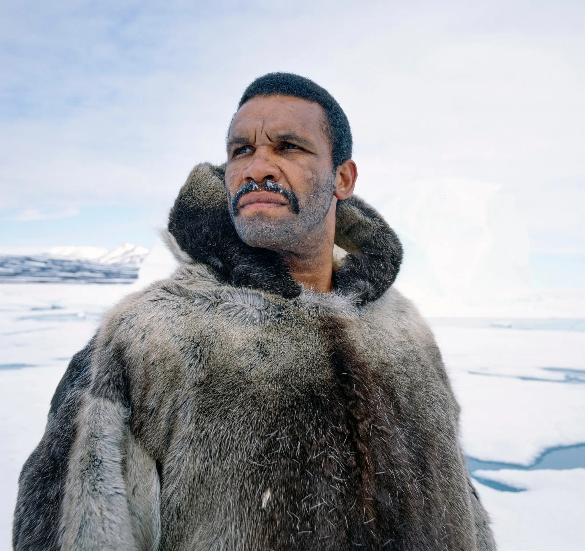 O Sr. Williams como o explorador Matthew Henson, que acompanhou Robert Peary em sete viagens ao Ártico, no filme para televisão de 1982 “Cook and Peary: The Race to the Pole”.Crédito...CBS, via Getty Images