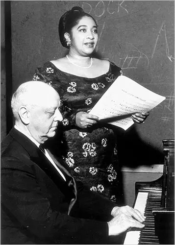 Betty Allen com o compositor Virgil Thomson se preparando para uma apresentação da Filarmônica de Nova York de "Four Saints in Three Acts" em 1952. Crédito...John Vignoli, Cortesia de Arquivos da Musical America