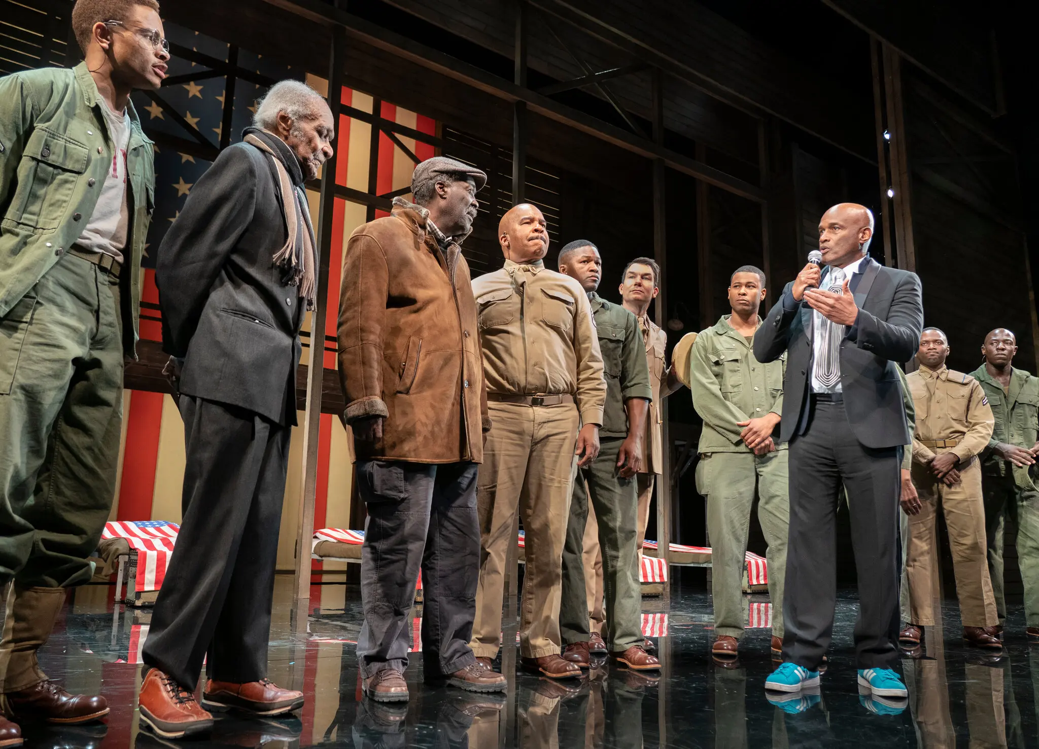 Kenny Leon (com microfone), que dirigiu uma reestreia de “A Soldier's Play” na Broadway em 2020, dirigiu-se ao Sr. Fuller, terceiro da esquerda, no palco após uma apresentação.Crédito...Sara Krulwich/The New York Times