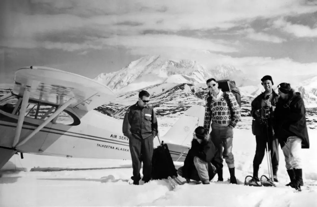 Sr. Beckey, segundo da direita, no Monte Denali no Alasca em 1954, quando era conhecido como Monte McKinley. Com ele, da esquerda para a direita, estavam Bill Hackett, Charles Wilson, Don McLean e Henry Meybohm.