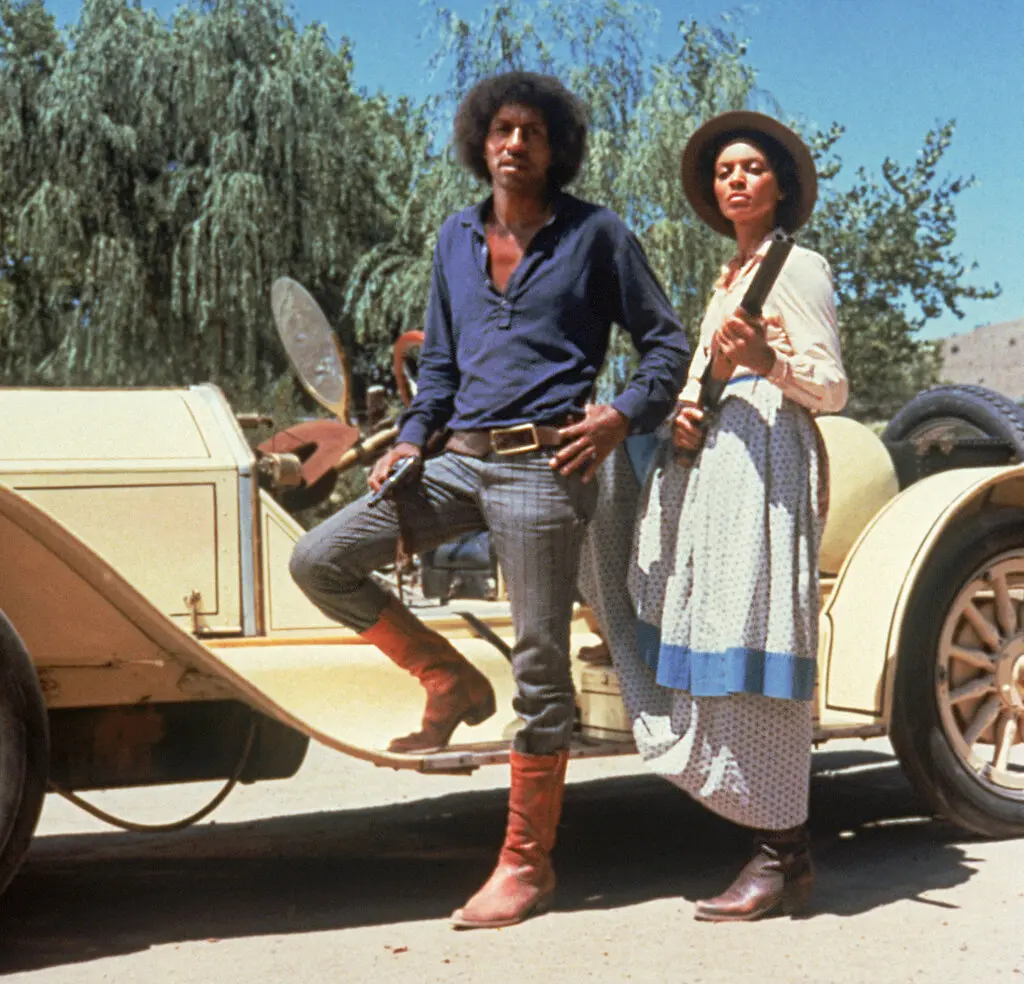 Sr. Julien e Vonetta McGee no filme de 1974 “Thomasine & Bushrod”, para o qual ele escreveu o roteiro. Ele disse que foi inspirado pelas façanhas de um bisavô que era um ladrão de banco para transformar sua história familiar em uma história de amor.Crédito...Columbia Pictures, via Photofest