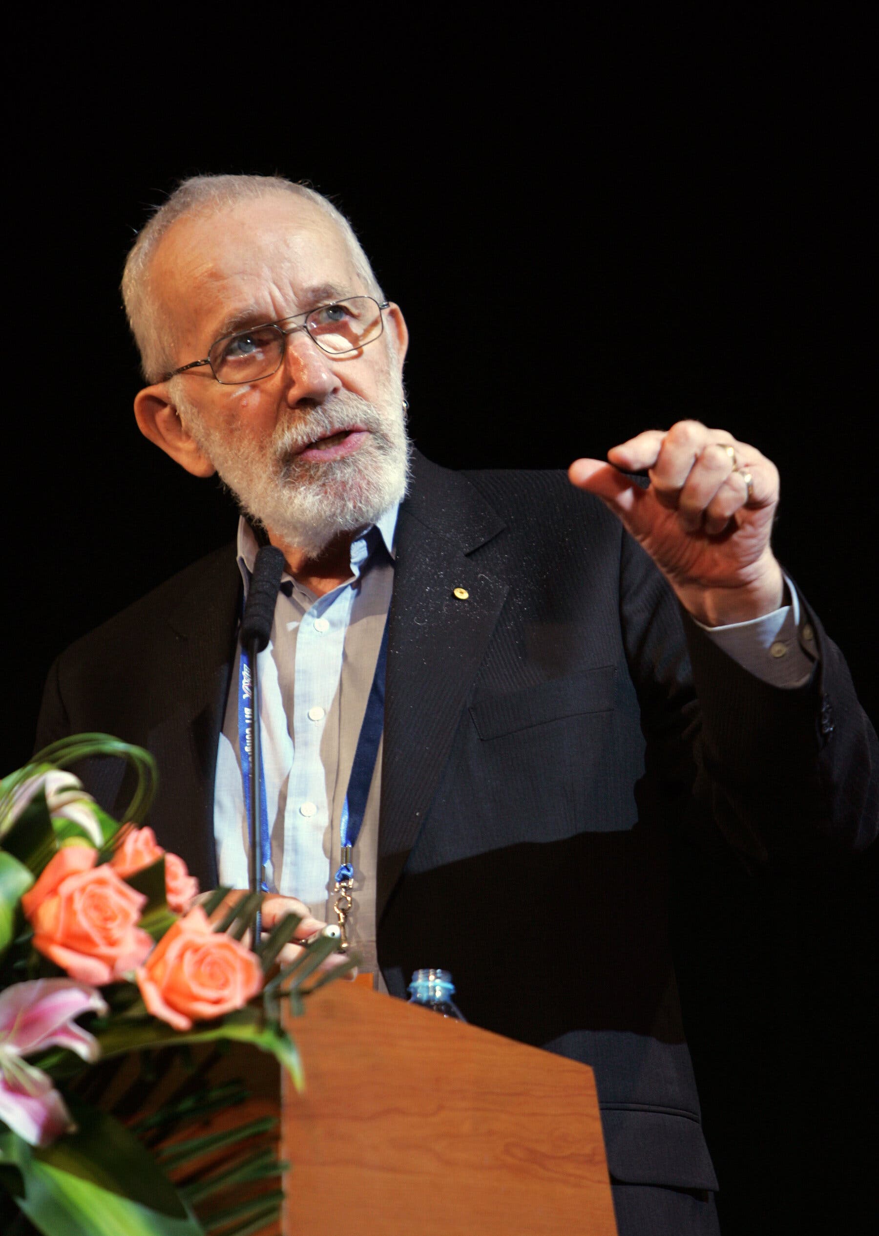 Dr. J. Robin Warren falando em uma conferência em Xi'an, China, em 2012. Sua pesquisa derrubou séculos de sabedoria convencional sobre a causa das úlceras.Crédito...Visual China Group, via Getty Images