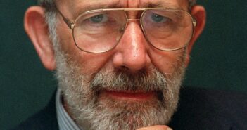 Dr. Warren em 1997. Como resultado de seu estudo sobre úlceras, um funcionário da Food and Drug Administration disse em 1994, “há a possibilidade de curar a condição, o que era impensável antes”. (Crédito...Oliver Berg/Picture Alliance, via Getty Images)