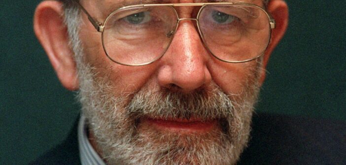 Dr. Warren em 1997. Como resultado de seu estudo sobre úlceras, um funcionário da Food and Drug Administration disse em 1994, “há a possibilidade de curar a condição, o que era impensável antes”. (Crédito...Oliver Berg/Picture Alliance, via Getty Images)