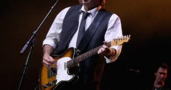 Greg Kihn se apresentando em um show em Cedar Park, Texas, em 2018.Crédito...Gary Miller/Getty Images