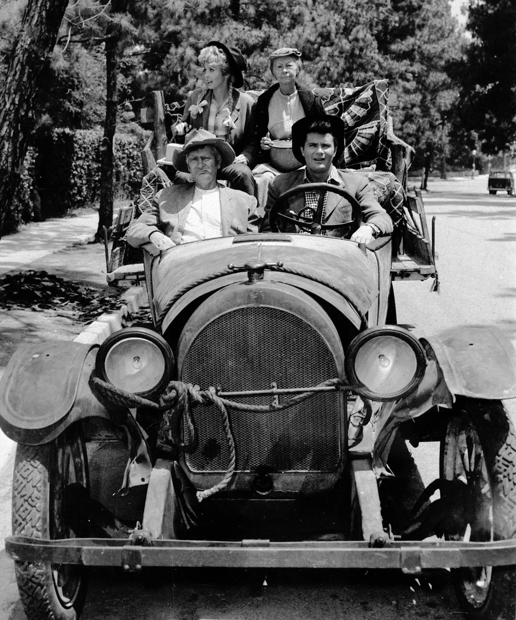 “The Beverly Hillbillies” foi um dos programas de televisão de maior sucesso de Martin Ransohoff. Outros incluíram “Mr. Ed” e “Petticoat Junction.”Crédito...Imprensa associada