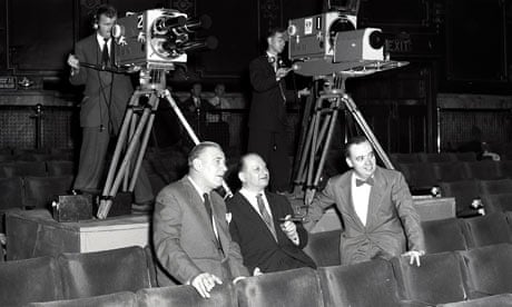 A partir da esquerda, Val Parnell, Lew Grade e Harry Alan Towers no primeiro ensaio de câmera no London Palladium em 1955. (Fotografia: ITV / Rex Features)