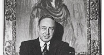 Justin K. Thannhauser diante de Fernande com uma Mantilha Negra ( Fernande à la mantille noire , ca. 1905), de Pablo Picasso, em sua residência em Nova York, ca. 1957. Cortesia Zentralarchiv für deutsche und internationale Kunstmarktforschung e. V. ZADIK, Colônia