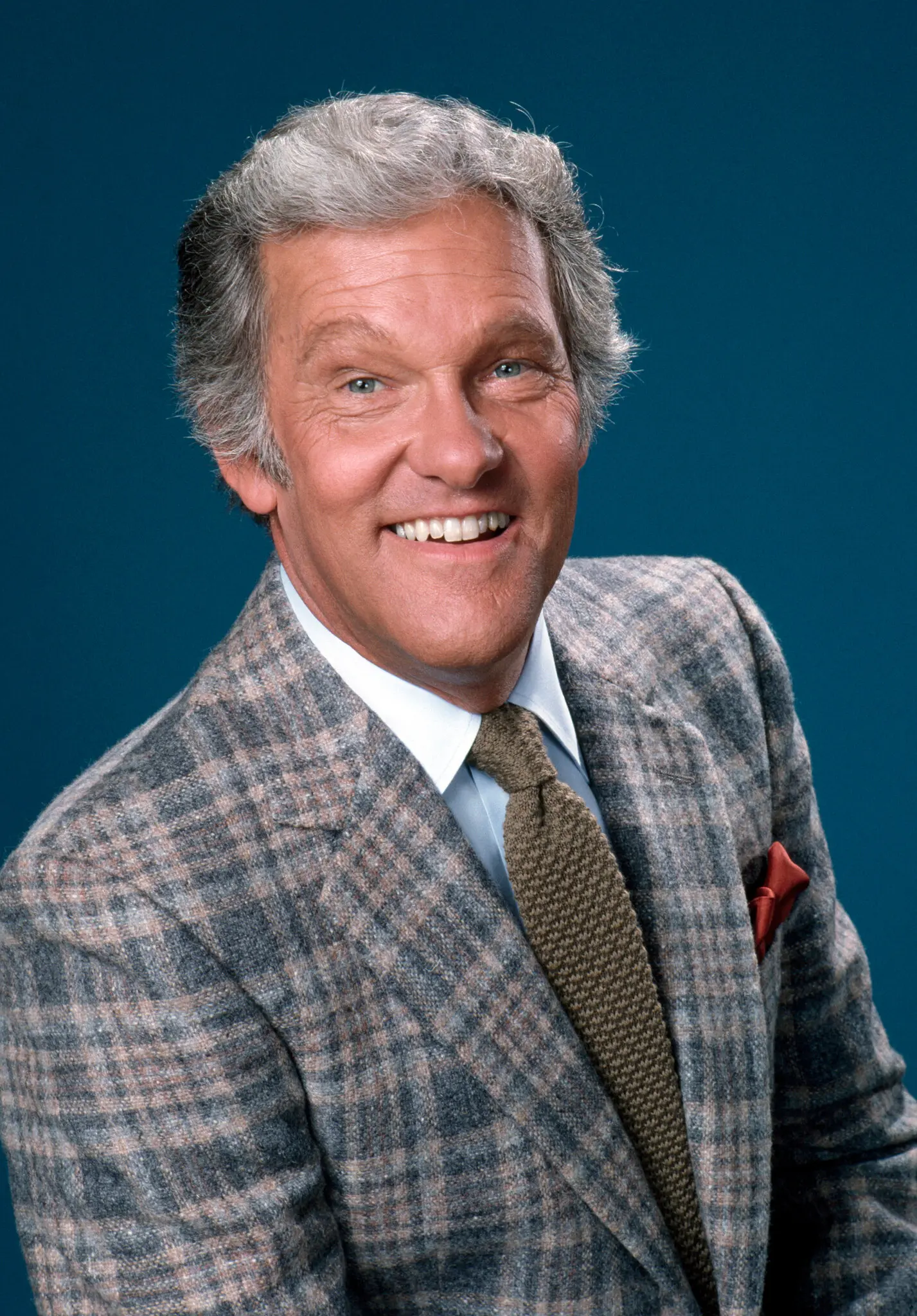 O visual de James Edward Narz mudou ao longo de sua longa carreira em game shows, mas sua afabilidade sorridente perdurou. (Crédito da fotografia: NBC/NBCUniversal, via Getty Images)