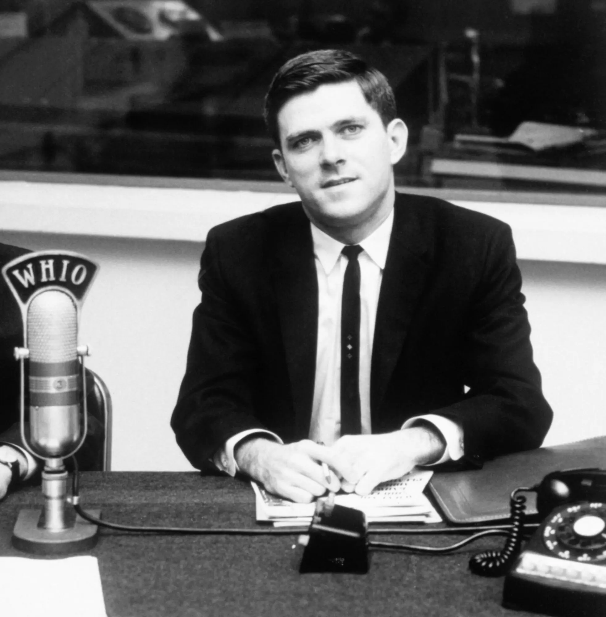 Sr. Phil Donahue em uma estação de rádio local em Dayton, Ohio, em 1964. A radiodifusão o atraiu enquanto ele estava na faculdade, mas o avanço não veio rapidamente. Crédito...via Coleção Everett)