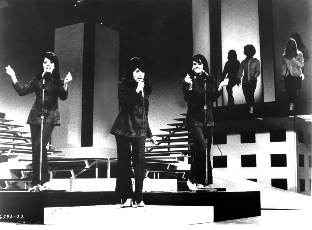 As Ronettes em apresentação na televisão em 1966, da esquerda para a direita: Estelle Bennett, Sra. Spector e Nedra Talley.Crédito...Imprensa associada