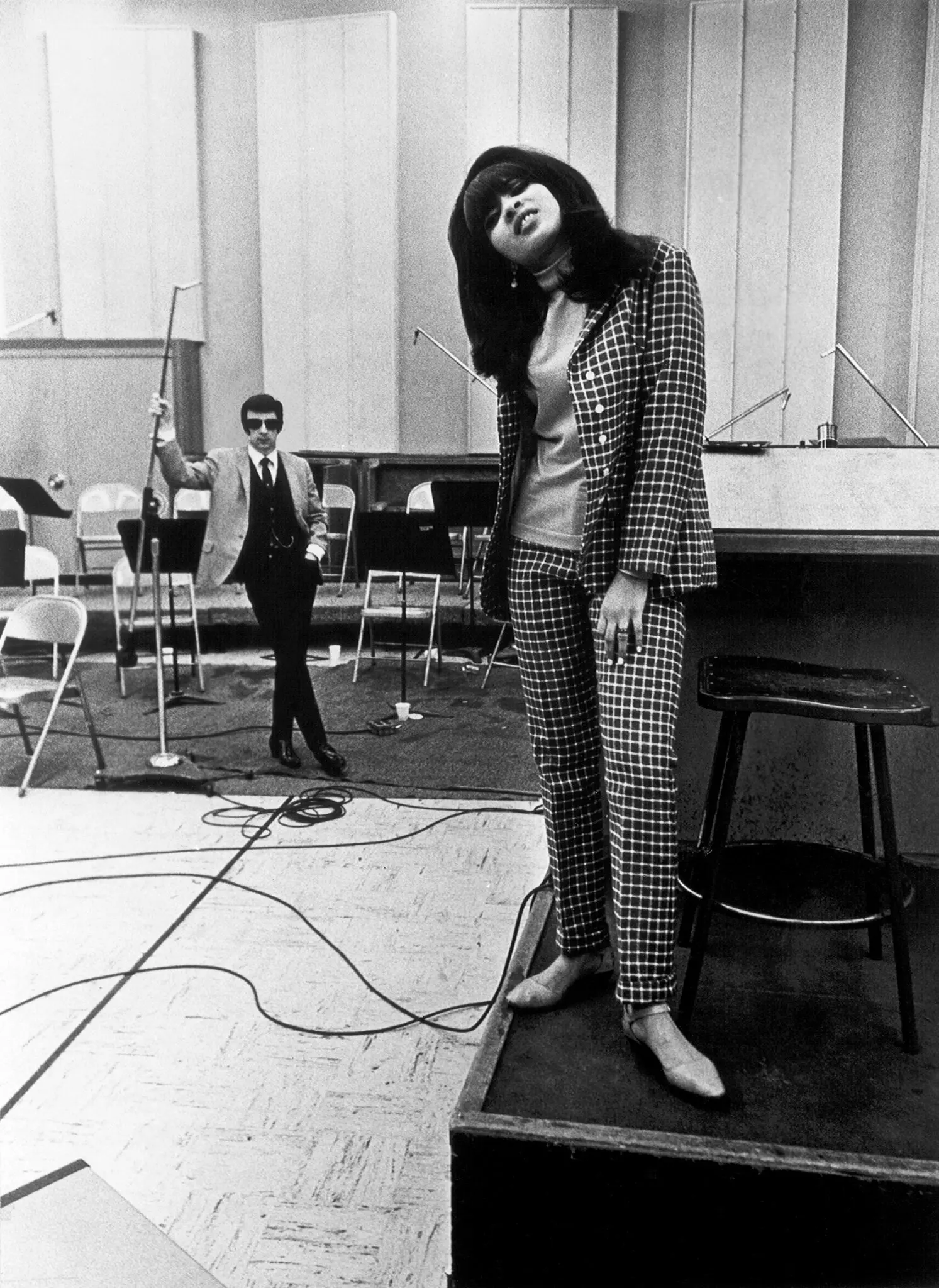 Sra. Spector em 1968 com Phil Spector, o produtor das Ronettes, com quem ela se casou naquele ano. Mais tarde, ela diria que o Sr. Spector essencialmente a manteve prisioneira durante o relacionamento deles.Crédito...Arquivos Michael Ochs/Getty Images