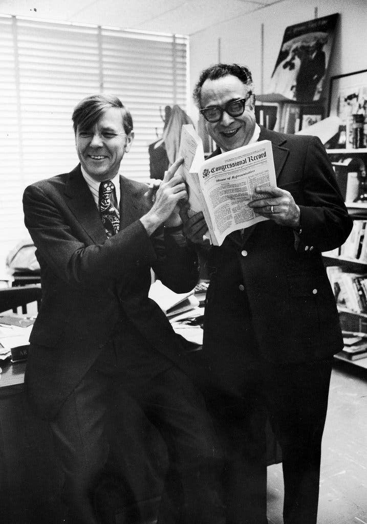 O Sr. Baker, junto com Art Buchwald, à direita, foi um dos humoristas mais conhecidos de sua época.Crédito...Walter Bennett/Coleção de imagens LIFE, via Getty Images