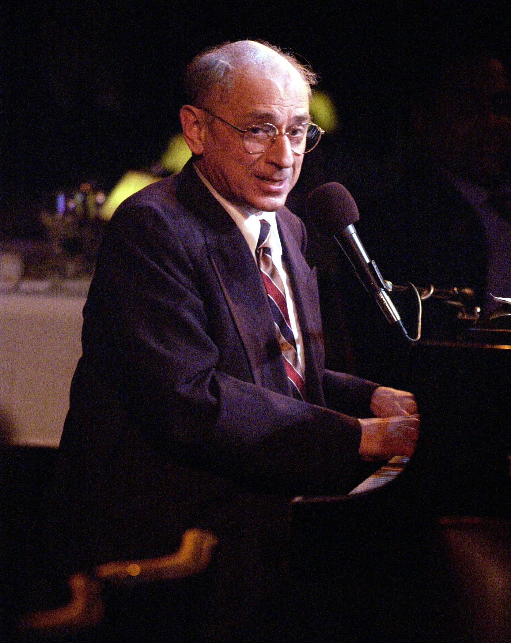 Sr. Frishberg no Oak Room do Algonquin Hotel em Manhattan em 2002. Seu nicho no mundo das composições de cabaré era elevado.Crédito...Richard Termine para o The New York Times