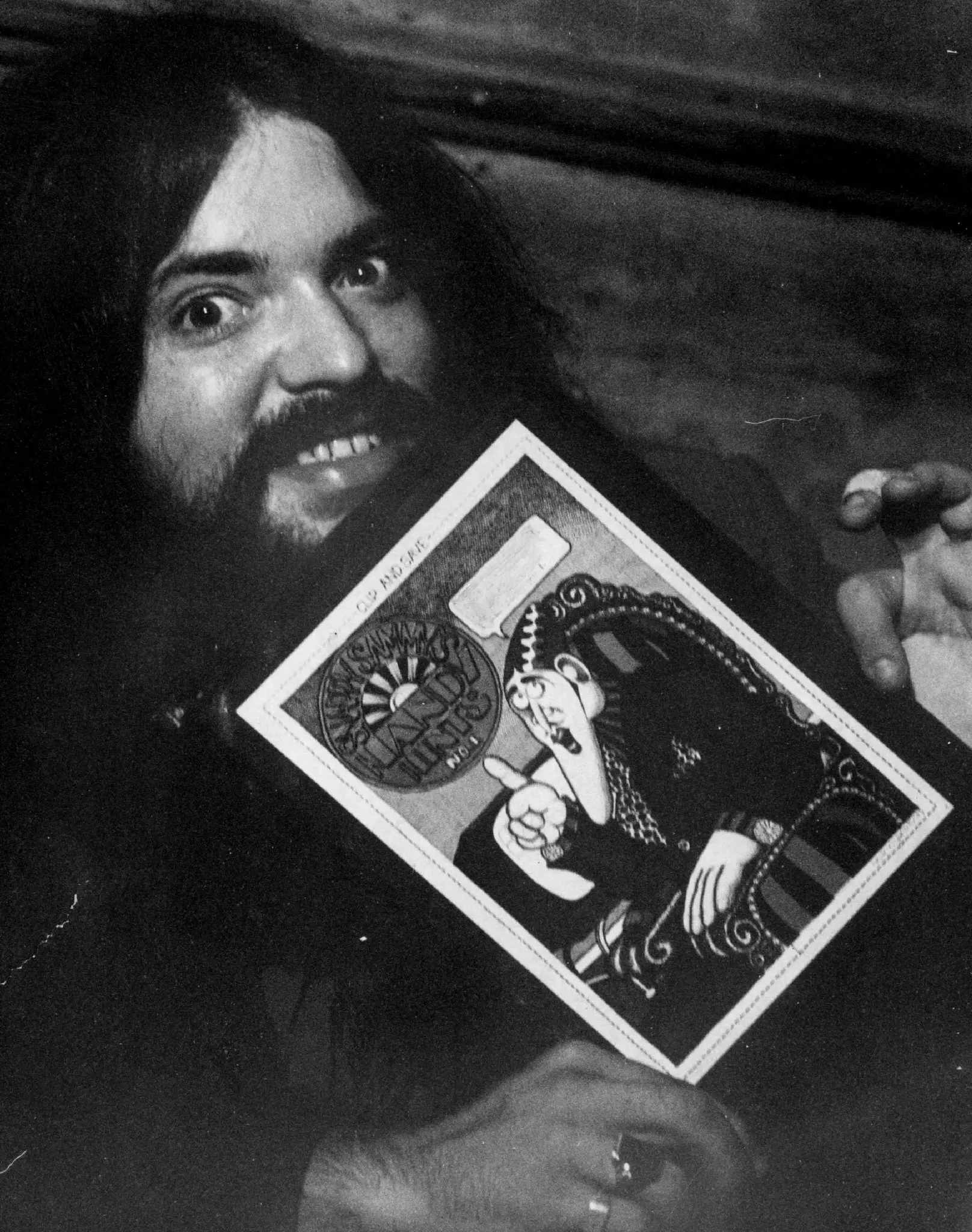 Skip Williamson com um retrato de Snappy Sammy Smoot em 1971. (Crédito da fotografia: Cortesia © Copyright All Rights Reserved © Chicago Sun-Times/ REPRODUÇÃO/ TODOS OS DIREITOS RESERVADOS)