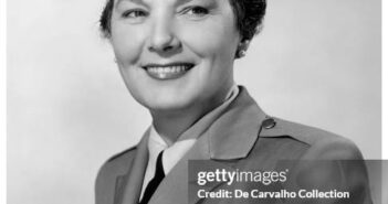 Retrato publicitário de Leatrice Joy (1893-1985) (como 'Celia Hansen') no filme 'Air Hostess', 1949, Estados Unidos. (Foto de Columbia Pictures/De Carvalho Collection/Getty Images)