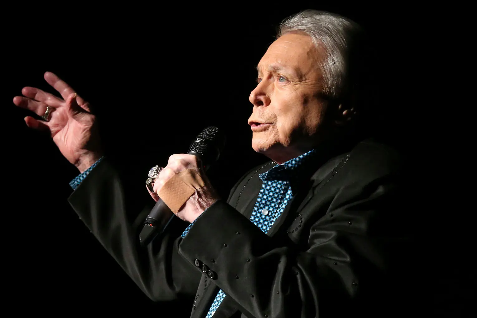 Mickey Gilley em 2017. Ele teve 17 singles country número 1 de 1974 a 1983. (Crédito da fotografia: Cortesia Jeff Taylor/The Winchester Star, via Associated Press)