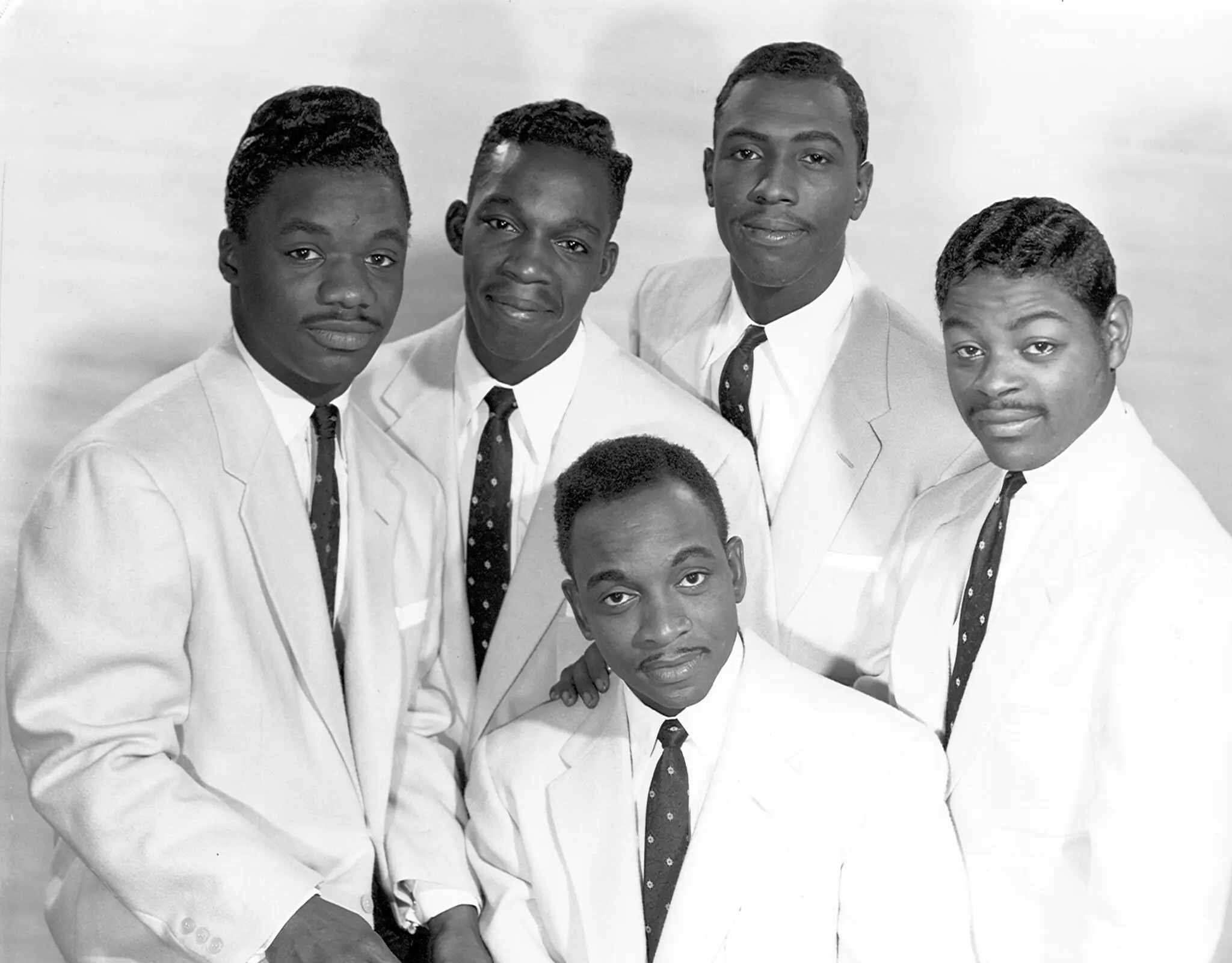 Os Harptones em uma foto publicitária de 1953. Willie Winfield, o vocalista do grupo, é o segundo da direita na última fila.Crédito...Arquivos PoPsie Randolph/Michael Ochs, via Getty Images