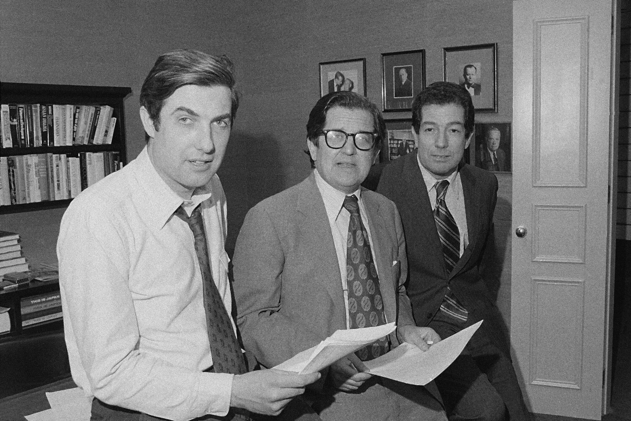 O Sr. James L. Greenfield, à direita, com o Sr. Rosenthal e o repórter Neil Sheehan, à esquerda, depois que foi anunciado que o projeto Pentagon Papers havia ganhado o Pulitzer. O Sr. Sheehan era um membro central da equipe.Crédito...John Lent/Associated Press