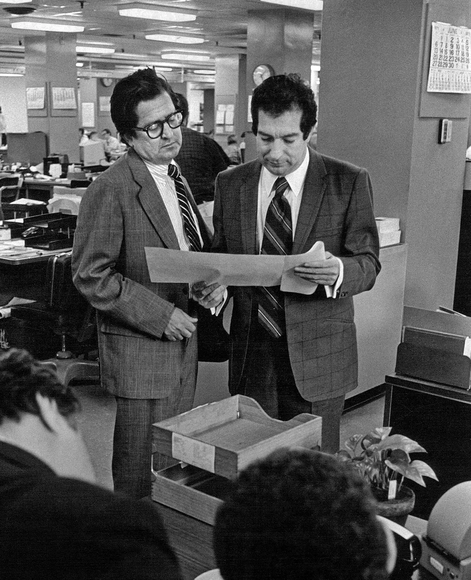 James Greenfield, à direita, e seu colega editor do New York Times, AM Rosenthal, leram provas para a publicação dos Documentos do Pentágono em 1971. O Sr. Greenfield gerenciou o projeto, que ganhou um Prêmio Pulitzer. (Crédito da fotografia: Cortesia Renato Perez/The New York Times)