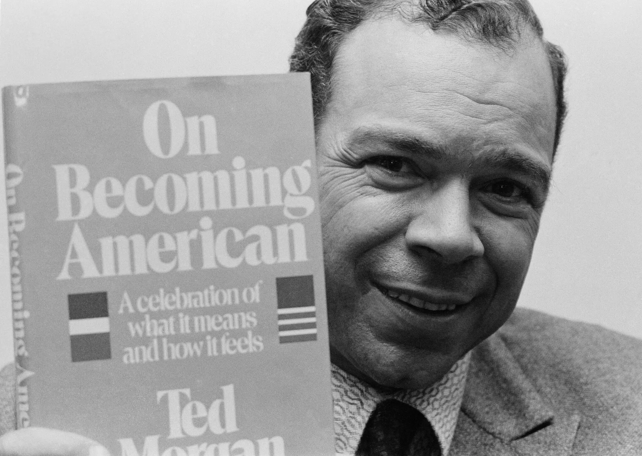 O Sr. Ted Morgan em 1978, o ano em que seu “On Becoming American” foi publicado. Ao assumir a cidadania americana e mudar seu nome, ele alegou ter se livrado de seu elitismo europeu por princípios igualitários.Crédito...Ray Stubblebine/Associated Press