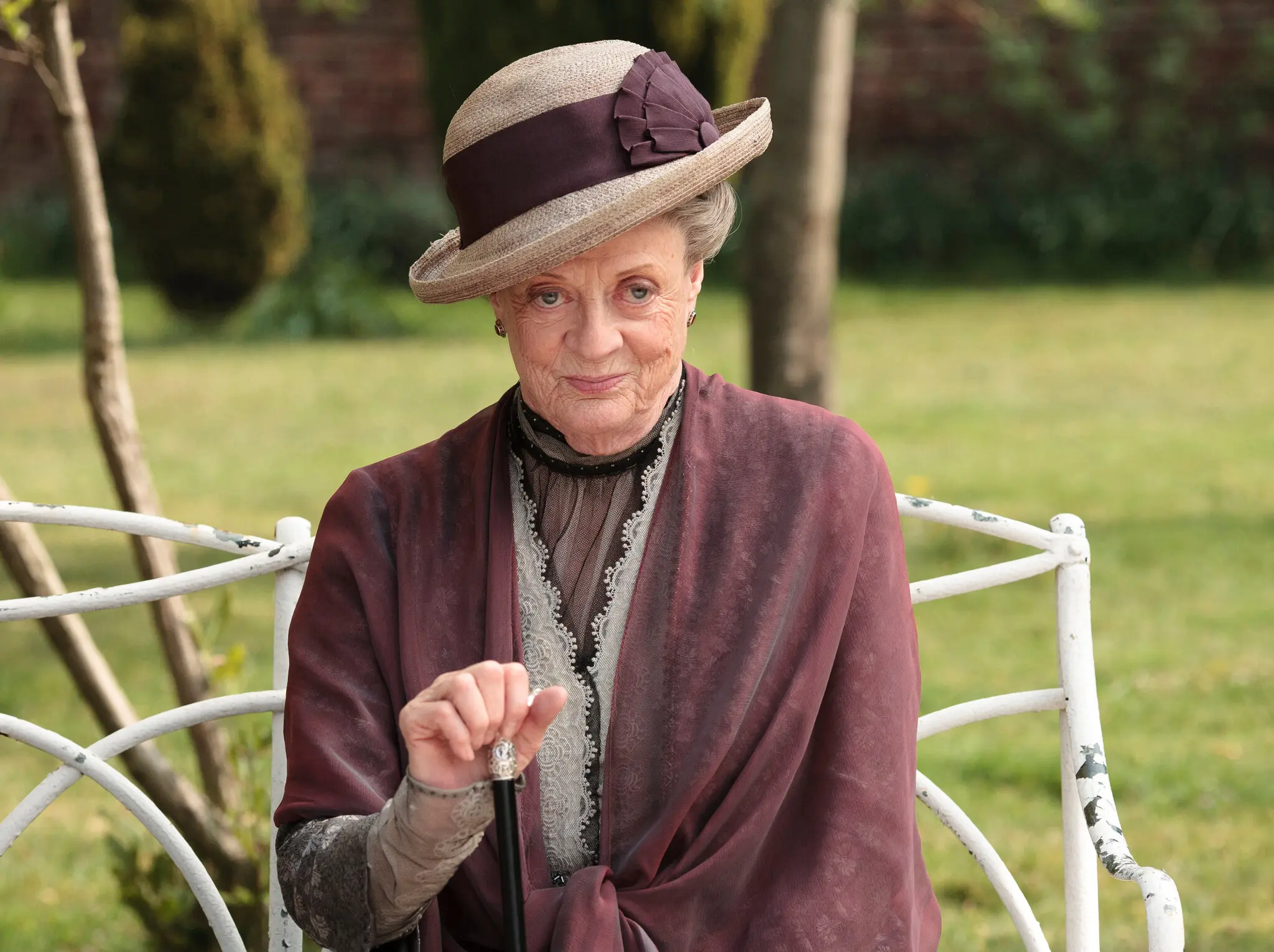 Como Violet Crawley, a condessa viúva de língua afiada de "Downton Abbey", a Sra. Smith foi a estrela revelação da série desde o início.Crédito...Nick Briggs/PBS, via Associated Press