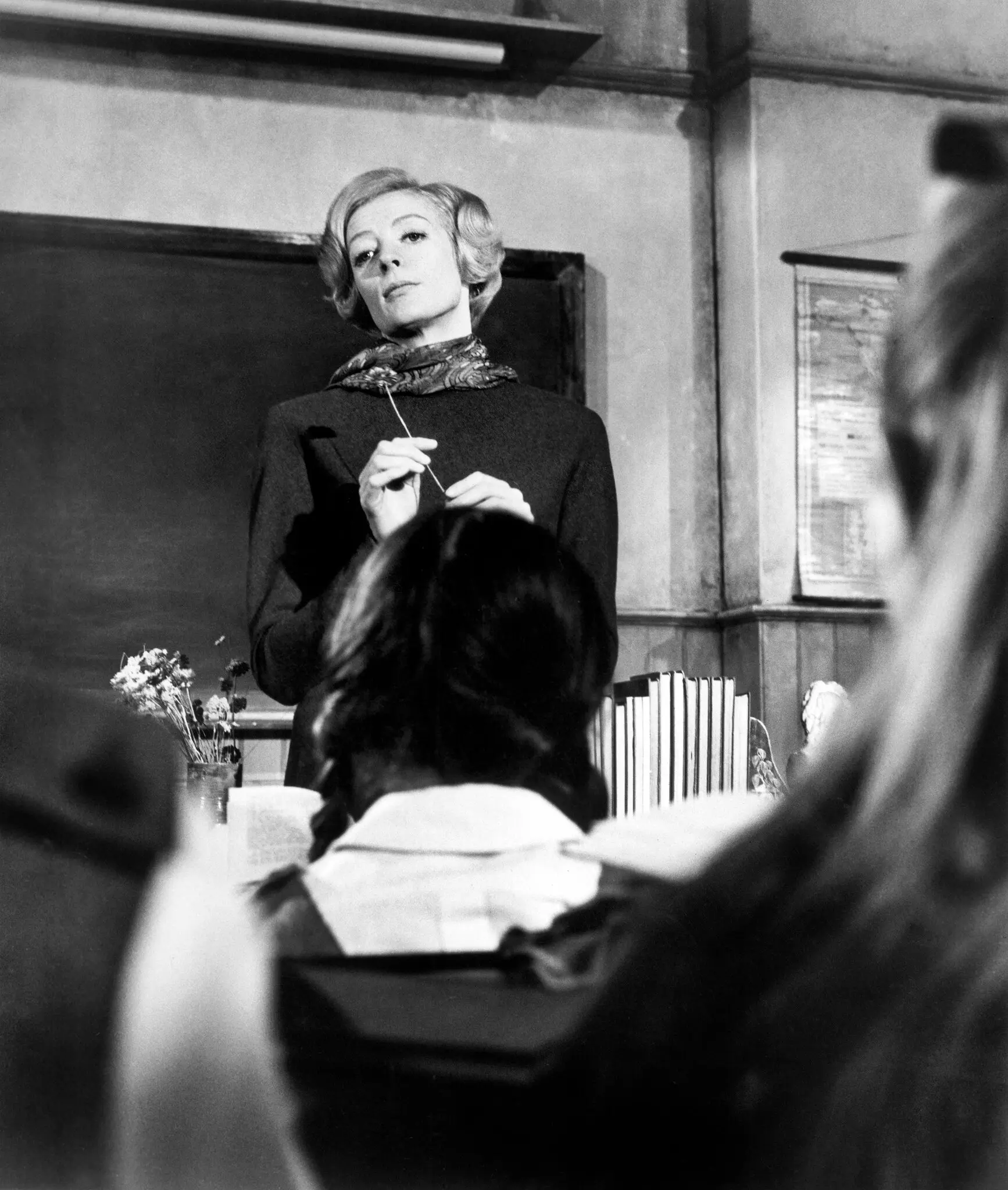 Sra. Smith no set do filme de 1969 “The Prime of Miss Jean Brodie”. Ela ganhou um Oscar de melhor atriz pela performance.Crédito...Arquivo de História Universal/Universal Images Group, via Getty Images