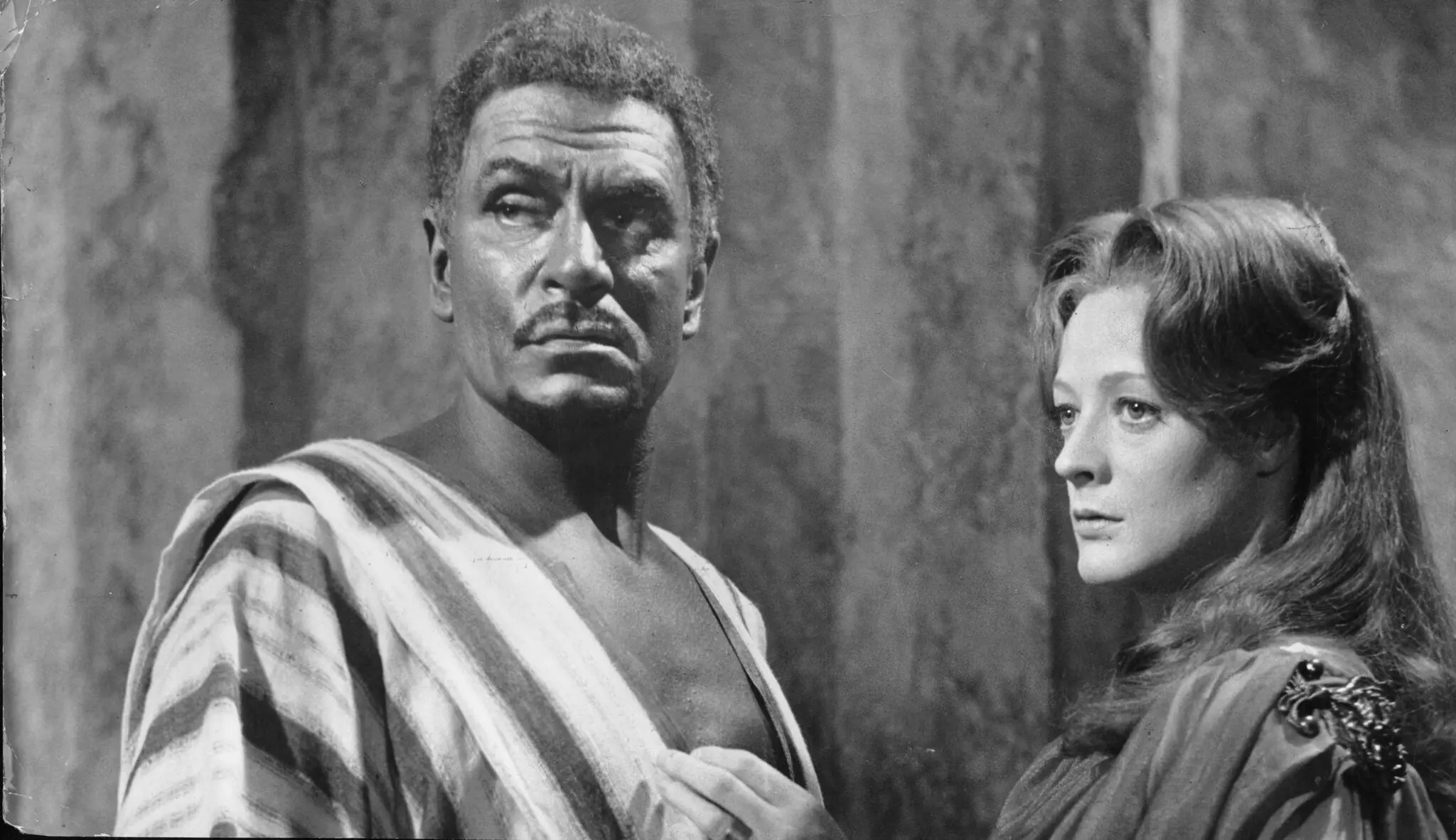 A Sra. Maggie Smith estrelou ao lado de Laurence Olivier na versão cinematográfica de “Otelo” (1965), o que lhe rendeu a primeira de suas seis indicações ao Oscar. Crédito Warner Brothers)